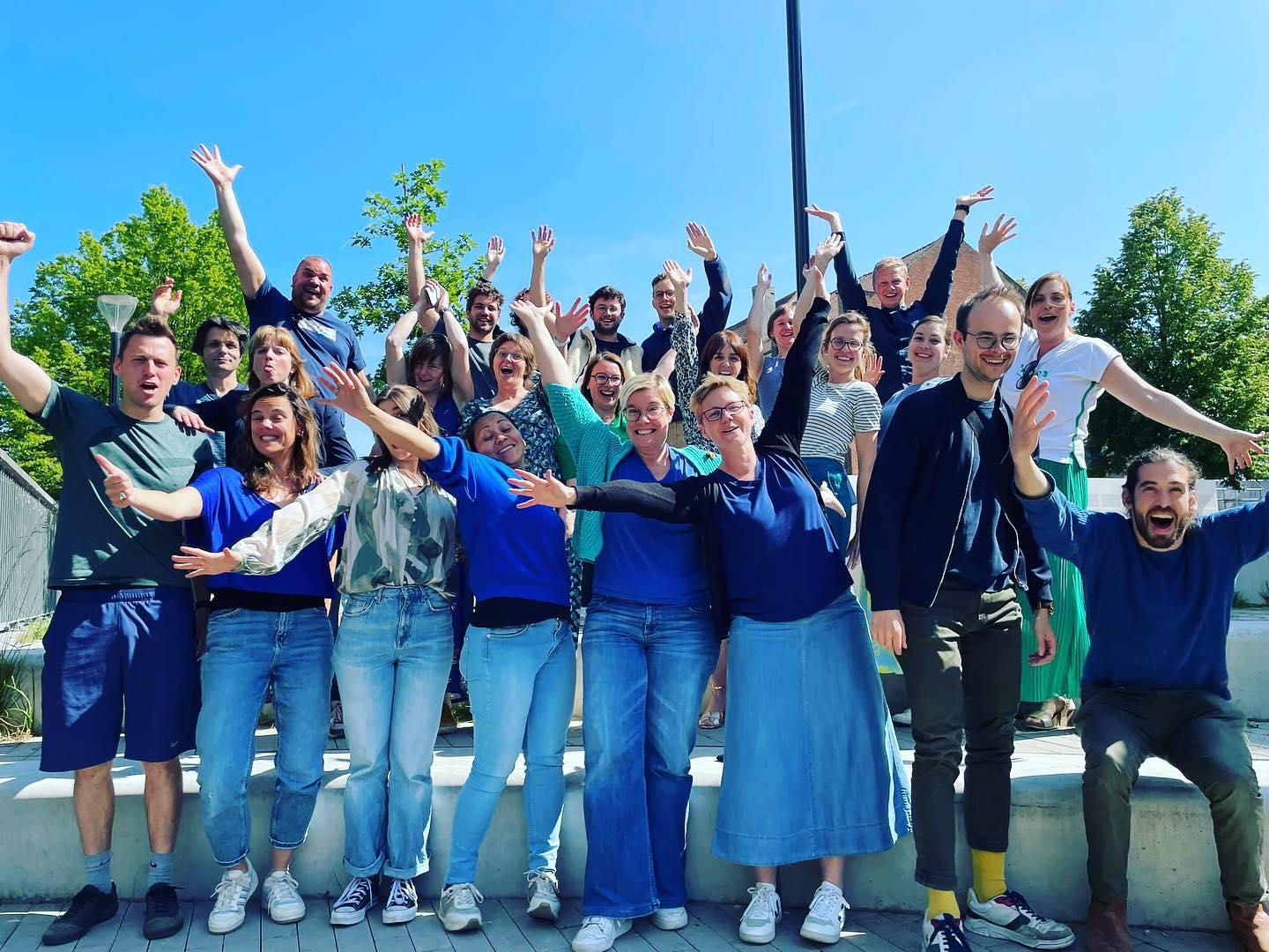 groepsfoto van de leerkrachten in blauwe en groene kledij